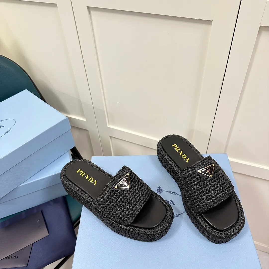 👟👟Ex-factory price 420👟👟 Prada’s new woven shoes and straw slippers! This year's popular straw series, lazy people's must-have slippers, look so good on your feet! ●Material: original uniform grass weave ●Inner padding: sheepskin lining ●Outsole: rubber outsole ●Number of yards: 35～40 (40 41 customized)